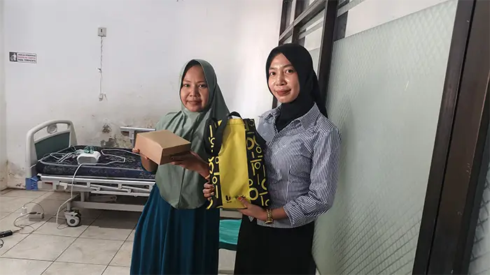 Petugas RSUD Sondosia memberikan kejutan kepada pasien dan kerabat pasien dengan memberikan bingkisan.