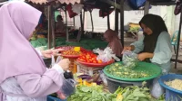 Aktivitas pedagang bahan pangan pokok di Pasar Raya Bima Kelurahan Tanjung Kota Bima, Rabu (13/5/2026) sore. Foto US/ Berita11.com.