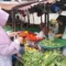 Aktivitas pedagang bahan pangan pokok di Pasar Raya Bima Kelurahan Tanjung Kota Bima, Rabu (13/5/2026) sore. Foto US/ Berita11.com.
