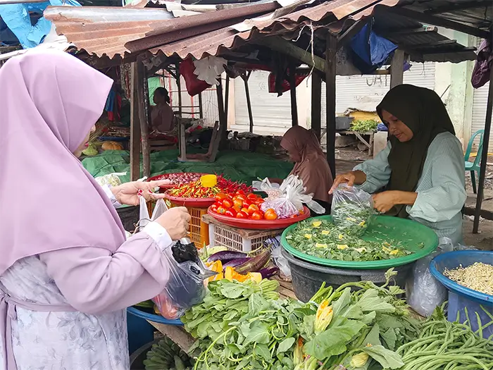 Aktivitas pedagang bahan pangan pokok di Pasar Raya Bima Kelurahan Tanjung Kota Bima, Rabu (13/5/2026) sore. Foto US/ Berita11.com.