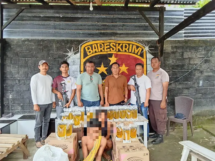 Terduga pelaku curat dan sejumlah barang bukti yang berhasil diamankan aparat kepolisian.