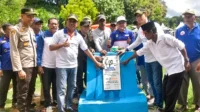 Bupati Bima Ady Mahyudi dan Wakil Bupati Bima H Irfan Zubaidy serta sejumlah pejabat foto bersama di depan prasasti Selasa Menyapa di Kecamatan Lambitu.