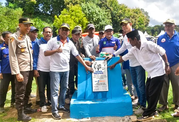 Bupati Bima Ady Mahyudi dan Wakil Bupati Bima H Irfan Zubaidy serta sejumlah pejabat foto bersama di depan prasasti Selasa Menyapa di Kecamatan Lambitu.