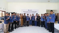 Foto bersama Bupati Dompu Bambang Firdaus, Pj Sekda Dompu Khairul Insyan, perwakilan Forkopimcam Hu’u, tokoh masyarakat, serta tim Community Relations STM saat FGD Tahap I Program Pembangunan Dermaga Nelayan (PPDN) di Gedung Pertemuan SMK 1 Hu’u, Senin (4/5/2026).