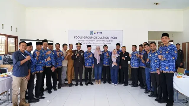 Foto bersama Bupati Dompu Bambang Firdaus, Pj Sekda Dompu Khairul Insyan, perwakilan Forkopimcam Hu’u, tokoh masyarakat, serta tim Community Relations STM saat FGD Tahap I Program Pembangunan Dermaga Nelayan (PPDN) di Gedung Pertemuan SMK 1 Hu’u, Senin (4/5/2026).