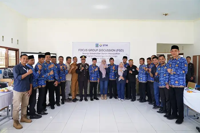 Foto bersama Bupati Dompu Bambang Firdaus, Pj Sekda Dompu Khairul Insyan, perwakilan Forkopimcam Hu’u, tokoh masyarakat, serta tim Community Relations STM saat FGD Tahap I Program Pembangunan Dermaga Nelayan (PPDN) di Gedung Pertemuan SMK 1 Hu’u, Senin (4/5/2026).