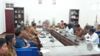 Suasana rapat koordinasi yang digelar Pemkot Bima memastikan kelancaran pembangunan kolam retensi di kawasan Monumen Pancasila Amahami sekaligus membahas penyelesaian aset milik daerah. Suasana rapat koordinasi yang digelar Pemkot Bima memastikan kelancaran pembangunan kolam retensi di kawasan Monumen Pancasila Amahami sekaligus membahas penyelesaian aset milik daerah.