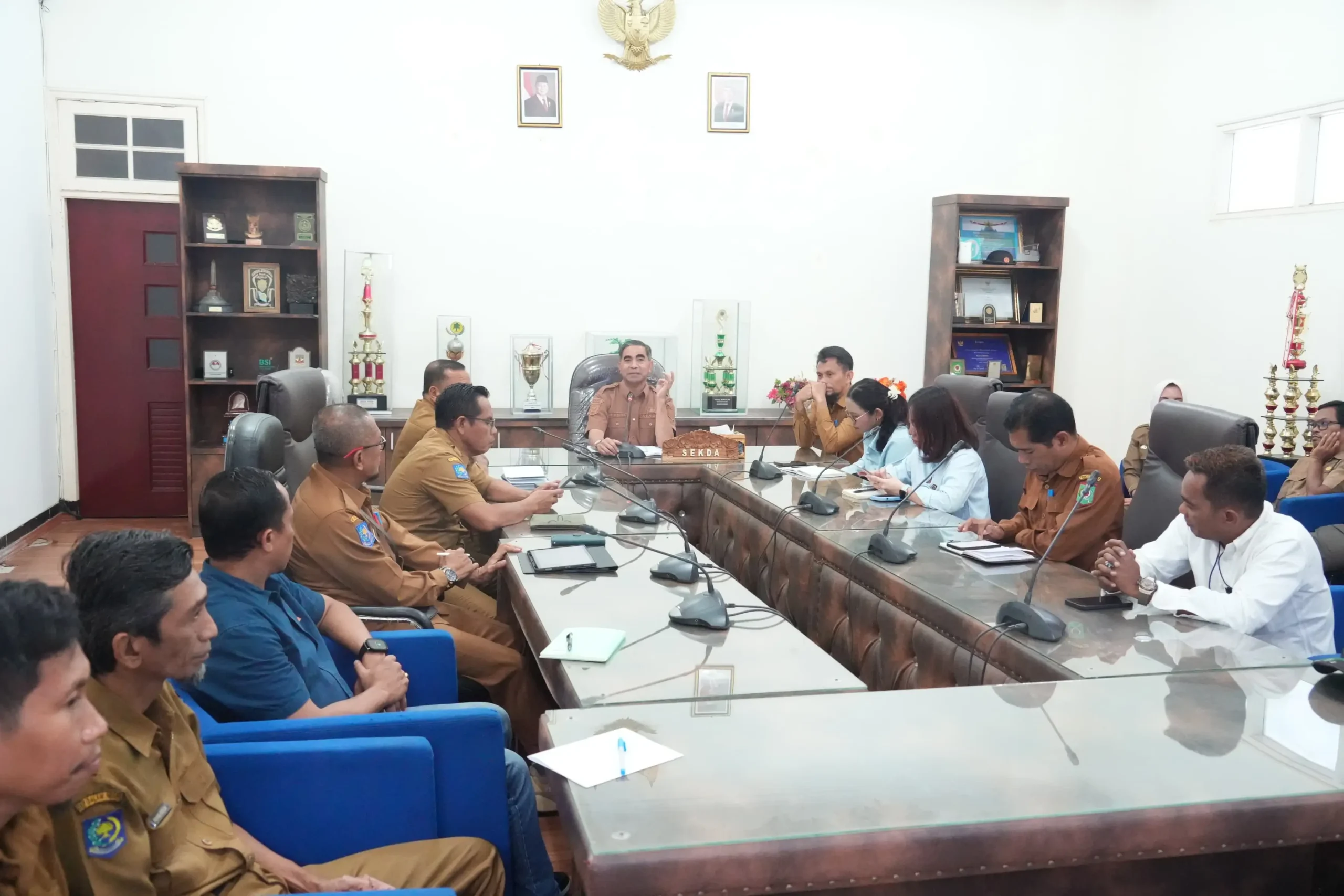 Suasana rapat koordinasi yang digelar Pemkot Bima memastikan kelancaran pembangunan kolam retensi di kawasan Monumen Pancasila Amahami sekaligus membahas penyelesaian aset milik daerah.