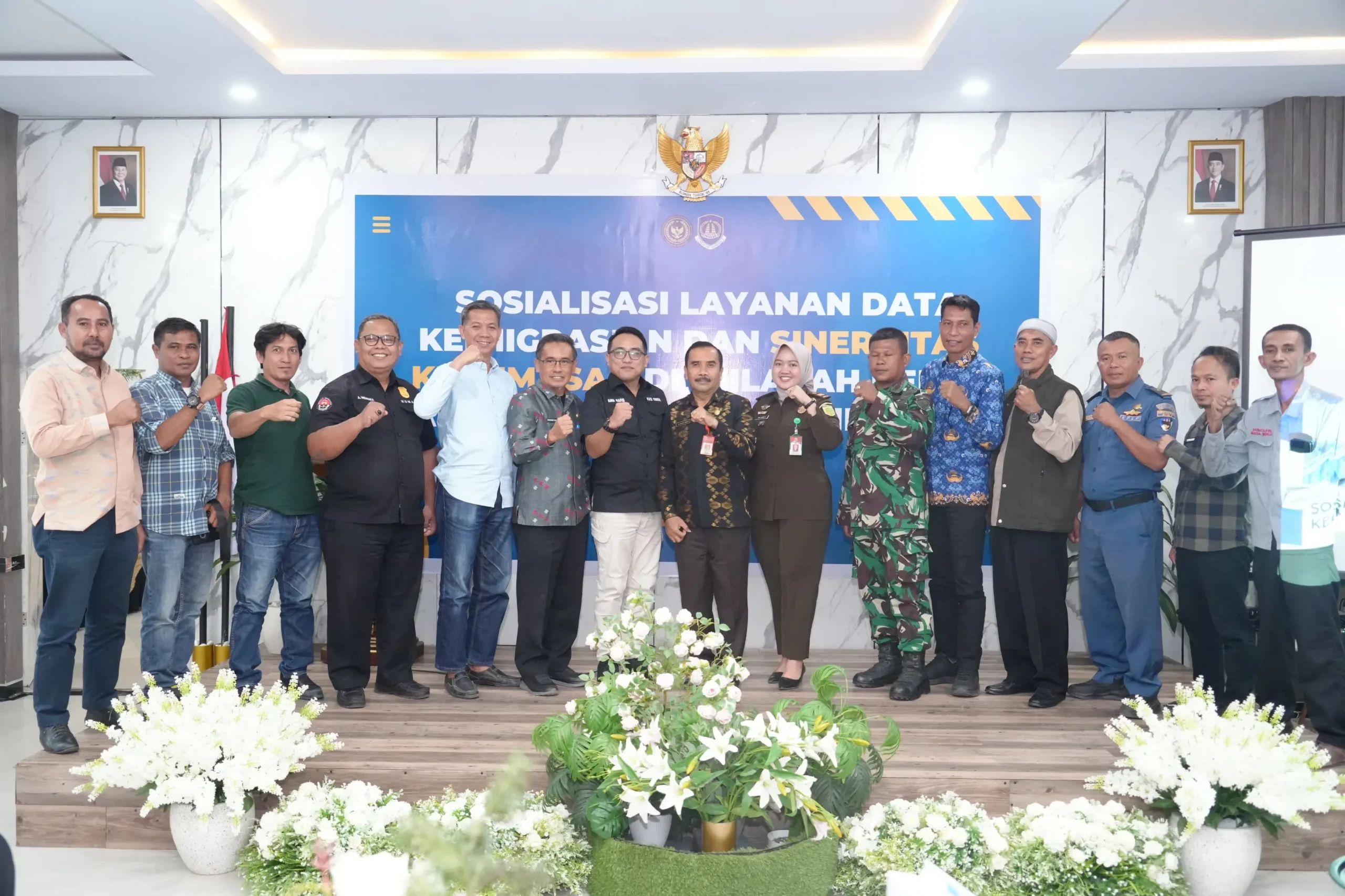 Foto bersama peserta sosialisasi Layanan Data Keimigrasian dan Penguatan Sinergitas Kehumasan di wilayah kerja Kantor Imigrasi Kelas II Non TPI Bima digelar di Uma Dining, Kamis (12/2/2026).