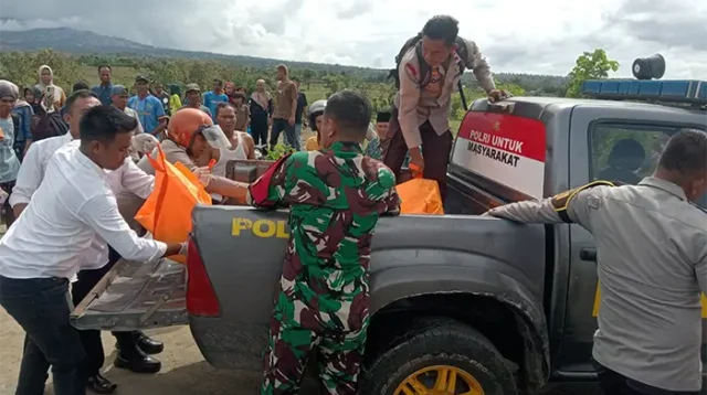 Proses evakuasi jenazah korban oleh aparat kepolisian dan Babisa Rasabou Kecamatan Bolo, Senin (18/5/2026).