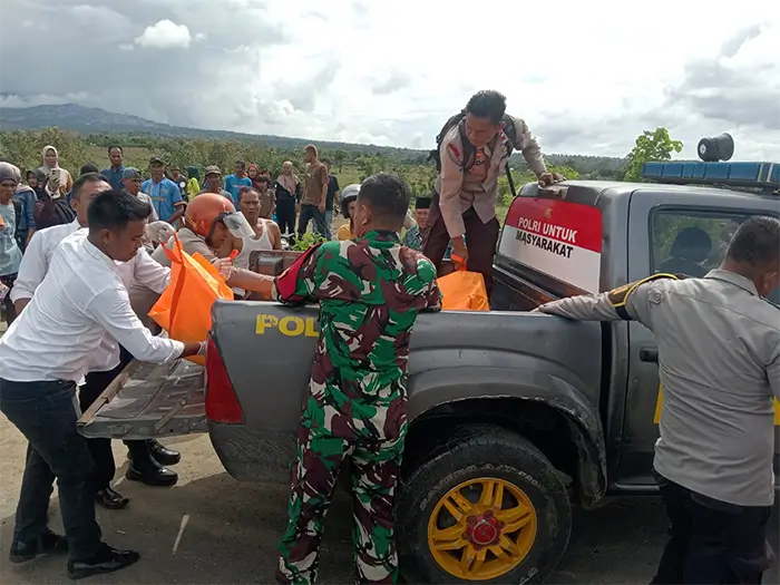 Proses evakuasi jenazah korban oleh aparat kepolisian dan Babisa Rasabou Kecamatan Bolo, Senin (18/5/2026).