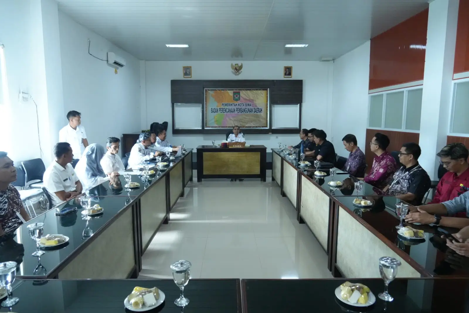 Sekretaris Daerah Kota Bima H. Muhammad Fakhrunraji saat menerima silaturahmi jajaran BUMD dan BUMN se-Kota Bima di ruang kerja Sekda Kota Bima, Rabu (14/1/2026).