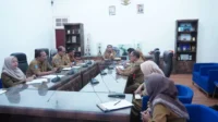 Sekretaris Daerah Kota Bima H Muhammad Fakhrunraji saat memimpin rapat koordinasi pelaksanaan Program Makanan Bergizi Gratis (MBG) di Ruang Rapat Wali Kota Bima.