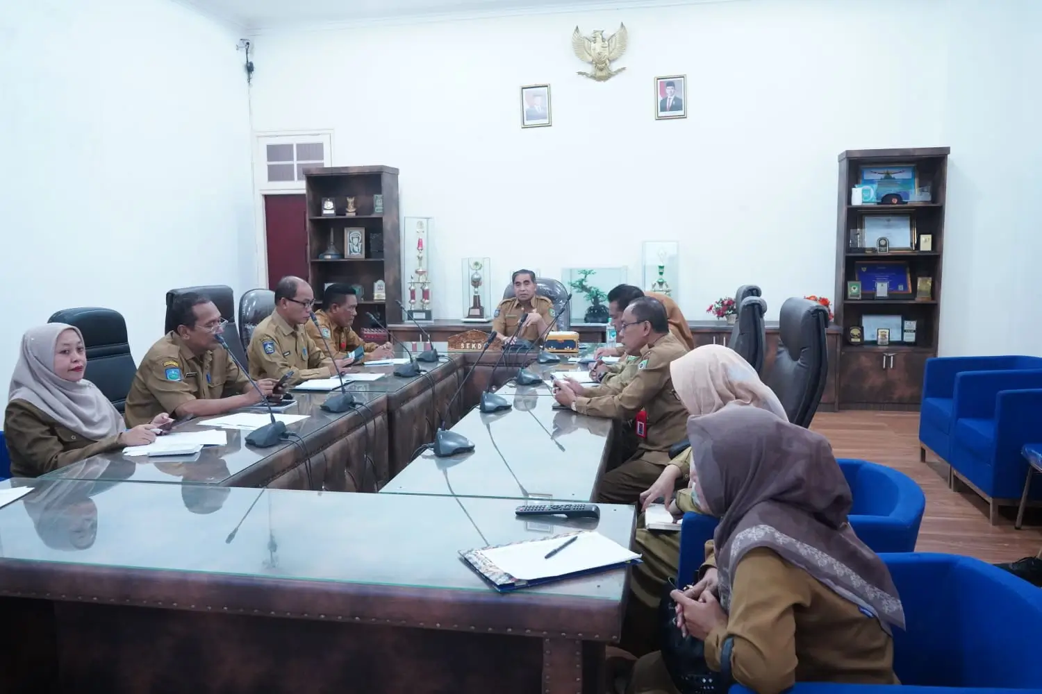 Sekretaris Daerah Kota Bima H Muhammad Fakhrunraji saat memimpin rapat koordinasi pelaksanaan Program Makanan Bergizi Gratis (MBG) di Ruang Rapat Wali Kota Bima.