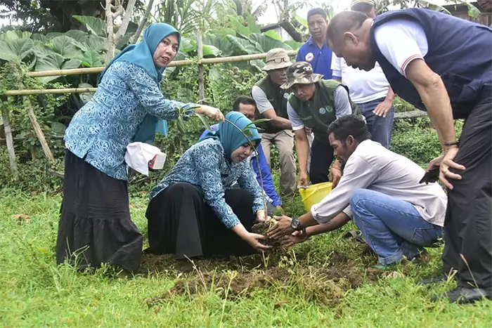 Ketua TP PKK Kabupaten Bima, Murni Suciyanti, bersama Ketua Gabungan Organisasi Wanita (GOW) Kabupaten Bima, Hj Anita Irfan saat penghijauan di SMP Negeri 3 Lambitu di sela program Selasa Menyapa, Kamis (30/4/2026).