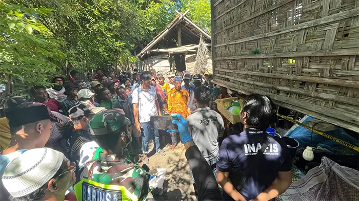 Tim Inavis Polres Bima saat melakukan olah tempat kejadian perkara di lokasi kejadian, pria diduga akhiri hidup dengan meminum racun serangga, Sabtu (2/5/2026).