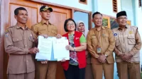 Board of Executive/Fundraising Director YAPPIKA, Sri Indiyastuti, Wakil Bupati Bima, H Irfan Zubaidy didampingi Kepala SDN Sowa Kecamatan Soromandi, Korwil Pendidikan Kecamatan Soromandi dan Sekdis Perpustakaan dan Arsip Kabupaten Bima menunjukan dokumen serah terima perpustakaan SDN Sowa yang diresmikan, Senin (11/5/2026). Foto Fitri/ Berita11.com.