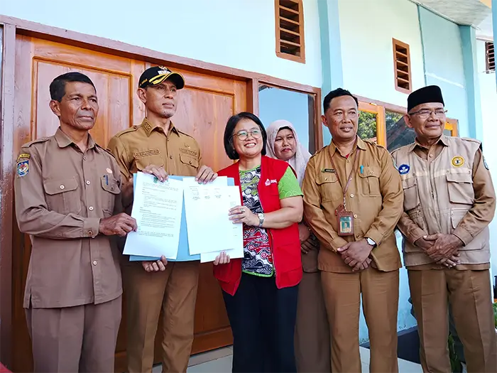 Board of Executive/Fundraising Director YAPPIKA, Sri Indiyastuti, Wakil Bupati Bima, H Irfan Zubaidy didampingi Kepala SDN Sowa Kecamatan Soromandi, Korwil Pendidikan Kecamatan Soromandi dan Sekdis Perpustakaan dan Arsip Kabupaten Bima menunjukan dokumen serah terima perpustakaan SDN Sowa yang diresmikan, Senin (11/5/2026). Foto Fitri/ Berita11.com.