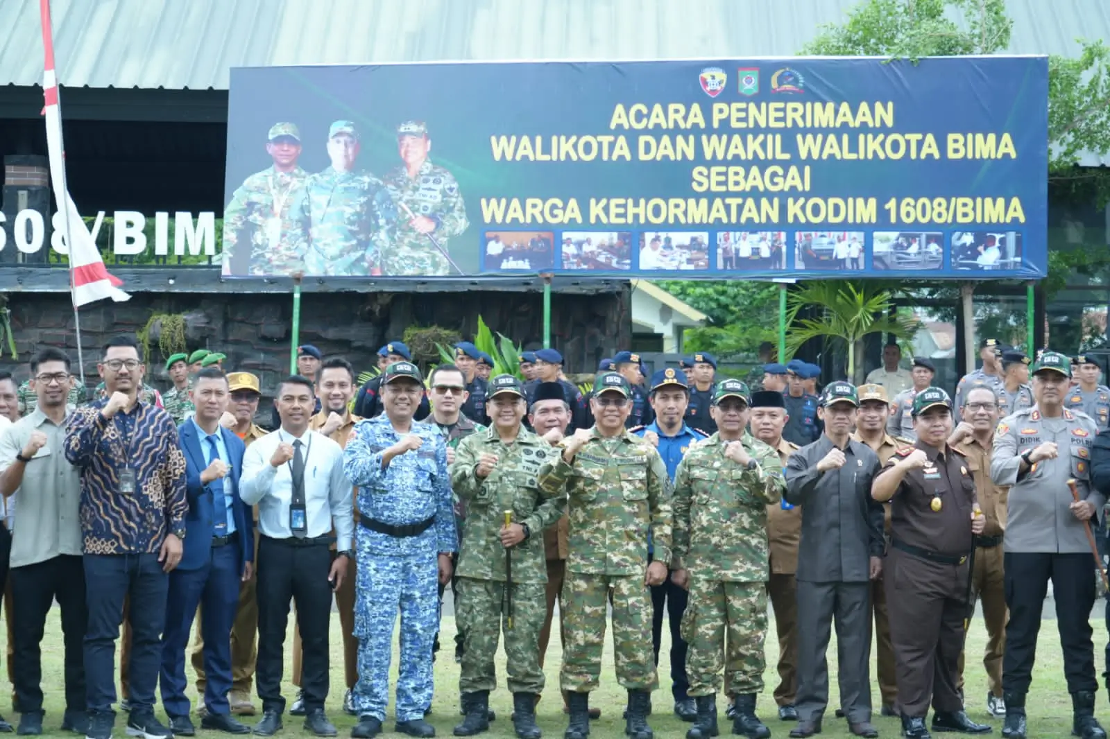 Foto bersama Wali Kota Bima, H Arahman H Abidin dan Wakil Wali Kota Bima, Feri Sofiyan dan Dandim Bima saat menerima gelar Warga Kehormatan Kodim 1608/Bima, Selasa (13/1/2026).