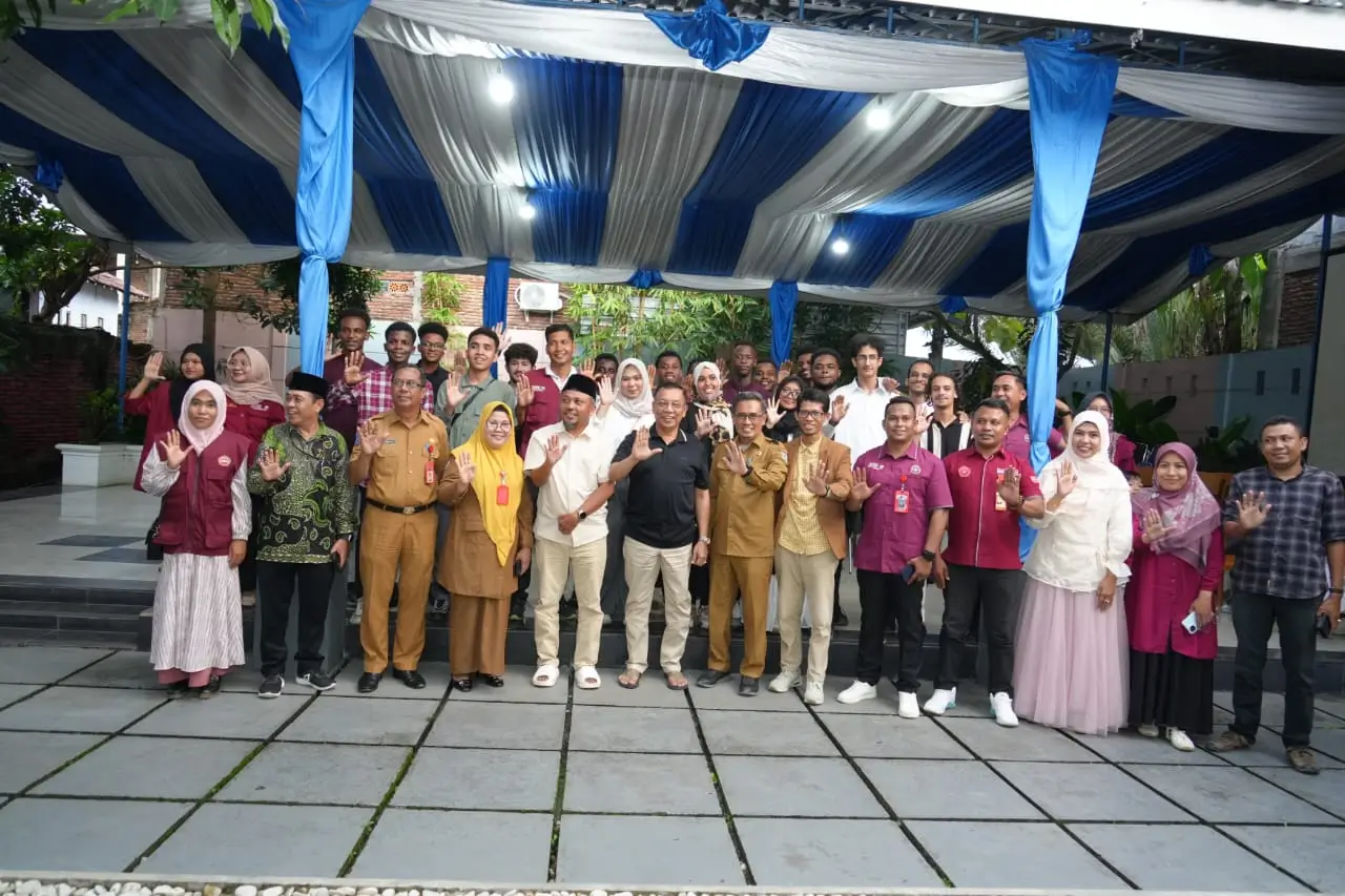 Foto bersama Wali Kota Bima, H Arahman H Abidin bersama mahasiswa internasional dari berbagai negara.
