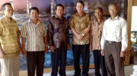 Abdurrazak dan rekan-rekannya sesama alumni SPG Bima.
