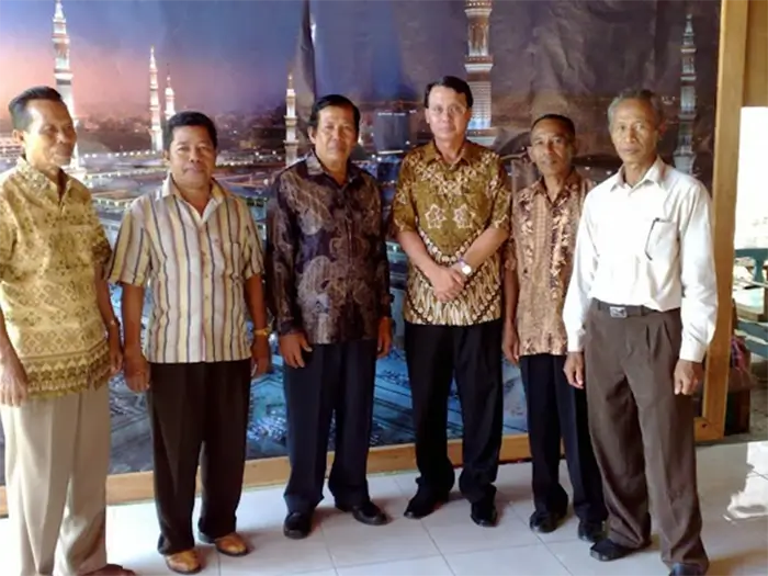 Abdurrazak dan rekan-rekannya sesama alumni SPG Bima.