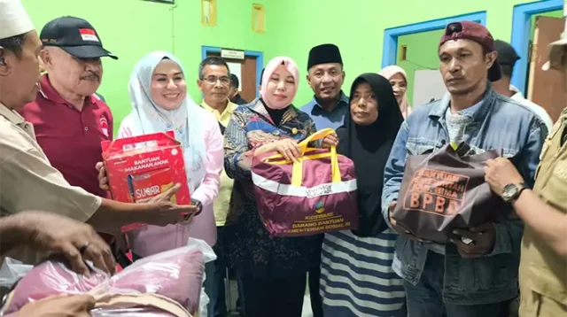 Bupati Bima Ady Mahyudi didampingi Ketua TP PKK Kabupaten Bima Murni Suciyanti bersama Anggota DPR RI Mahdalena meninjau lokasi kebakaran di Desa Lido, Kecamatan Belo, Sabtu (16/5/ 2026).
