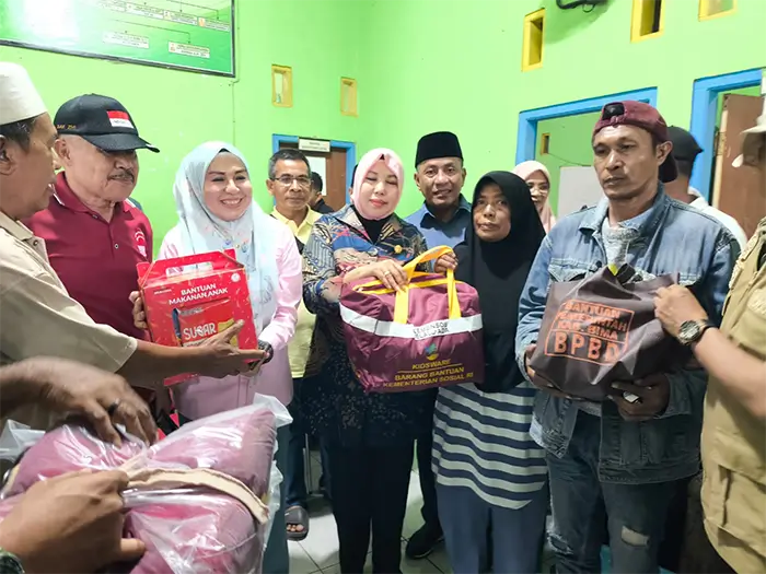 Bupati Bima Ady Mahyudi didampingi Ketua TP PKK Kabupaten Bima Murni Suciyanti bersama Anggota DPR RI Mahdalena meninjau lokasi kebakaran di Desa Lido, Kecamatan Belo, Sabtu (16/5/ 2026).