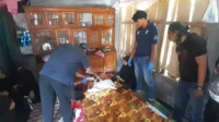 Aparat Kepolisian mengecek kondisi korban bundir di Desa Nangatumpu, Kecamatan Manggelewa, Kabupaten Dompu.