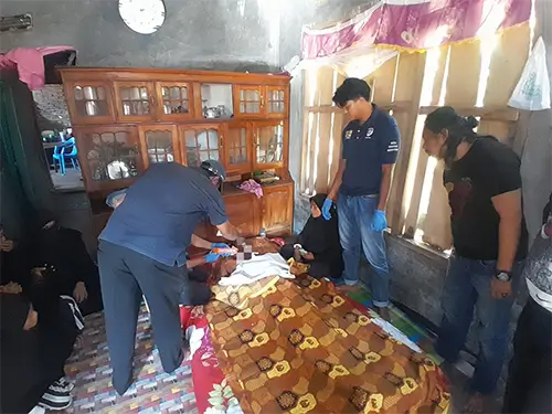 Aparat Kepolisian mengecek kondisi korban bundir di Desa Nangatumpu, Kecamatan Manggelewa, Kabupaten Dompu.