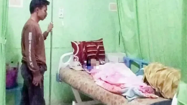 Kondisi korban kekerasan di lingkungan sekolah saat dirawat dan dijenguk kerabatnya. Hingga saat ini korban masih mengalami trauma setelah diduga dianiaya dan dipaksa memakan cabai.