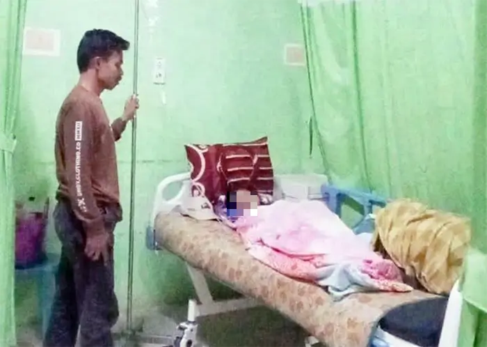 Kondisi korban kekerasan di lingkungan sekolah saat dirawat dan dijenguk kerabatnya. Hingga saat ini korban masih mengalami trauma setelah diduga dianiaya dan dipaksa memakan cabai.