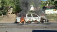 Kondisi mobil Toyota Hilux yang dibakar massa usai menabrak pengendara sepeda motor di Dompu.