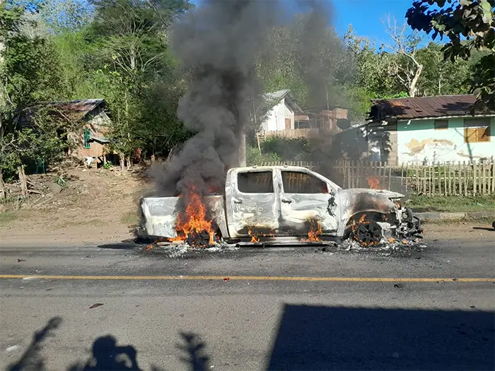 Kondisi mobil Toyota Hilux yang dibakar massa usai menabrak pengendara sepeda motor di Dompu.