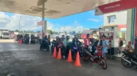 Antrian di salah satu SPBU di Bima yang ditemukan adanya aktivitas pengisian BBM jenis Pertalite melalui nozzle SPBU tanpa mengembalikan totalisator pulau pompa ke angka nol sebelum transaksi dimulai.