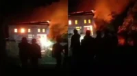 Kondisi rumah warga Desa Wadukopa Kecamatan Soromandi Kabupaten Bima saat disambar api. Diduga penyebab kebakaran akibat arus pendek (korsleting) listrik.