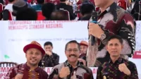 Prof Dr Djoko Pekik Irianto bersama Ketua STKIP Taman Siswa Bima, Dr H Ibnu Khaldun dan Wabup Bima, dr H Irfan Zubaidy.