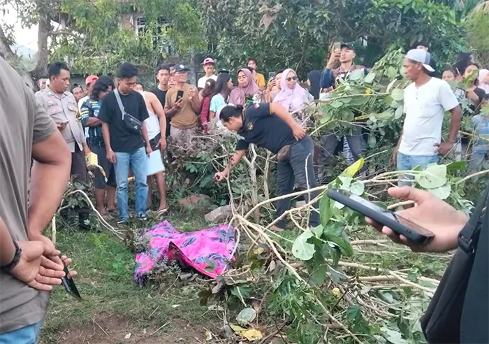 Situasi di lokasi temuan mayat remaja di Kecamatan Asakota Kota Bima, Minggu (10/5/2026) sore.