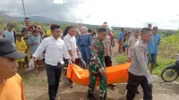 Aparat keamanan memindahkan jenazah pelajar yang ditemukan di Desa Rasabou Kecamatan Bolo Kabupaten Bima, Senin (18/5/2026).
