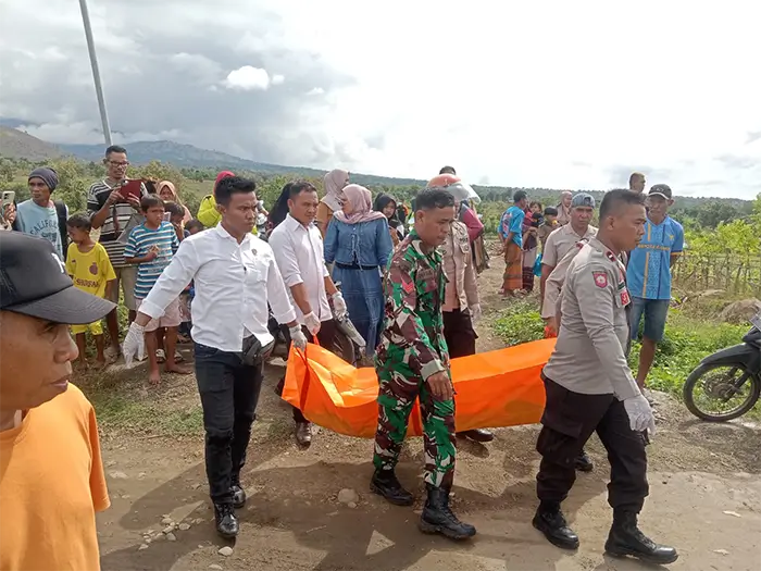 Aparat keamanan memindahkan jenazah pelajar yang ditemukan di Desa Rasabou Kecamatan Bolo Kabupaten Bima, Senin (18/5/2026).