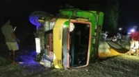 Kondisi truk yang memuat jagung terguling di So Amu Desa Kananta Kecamatan Soromandi Kabupaten Bima. Tidak ada korban jiwa dalam kejadian ini.