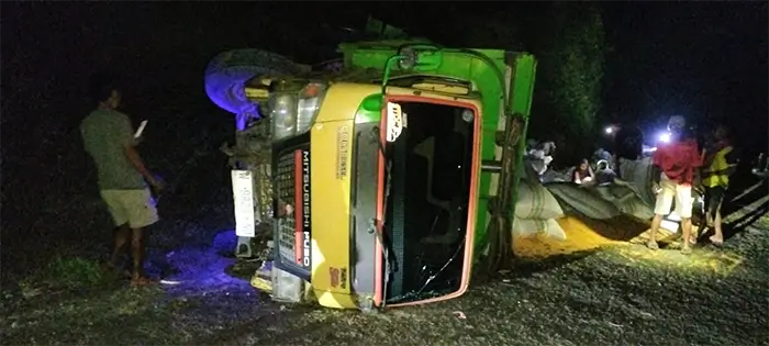 Kondisi truk yang memuat jagung terguling di So Amu Desa Kananta Kecamatan Soromandi Kabupaten Bima. Tidak ada korban jiwa dalam kejadian ini.