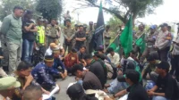 Massa HMI MPO dan perwakilan Pemkab Bima berdialog secara terbuka merespon tuntutan massa, Rabu (7/5/2026).
