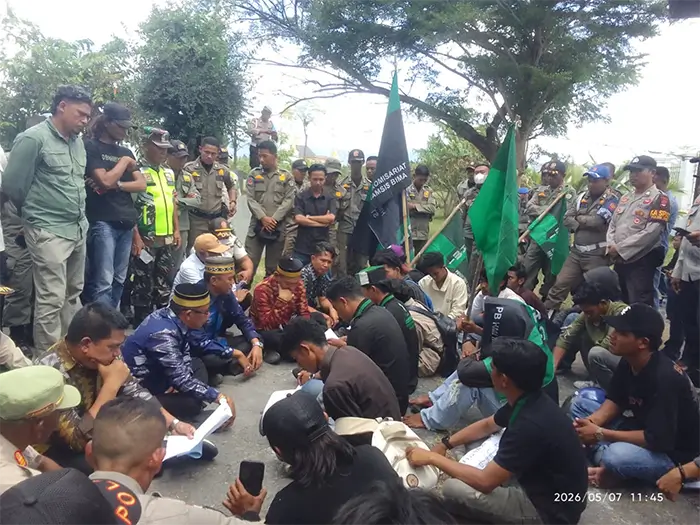 Massa HMI MPO dan perwakilan Pemkab Bima berdialog secara terbuka merespon tuntutan massa, Rabu (7/5/2026).