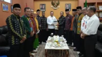 Wali Kota Bima Rahman H. Abidin saat menerima audiensi Dewan Pendidikan Kota Bima di ruang kerjanya, Rabu (6/5/2025). Wali Kota Bima Rahman H. Abidin saat menerima audiensi Dewan Pendidikan Kota Bima di ruang kerjanya, Rabu (6/5/2025).