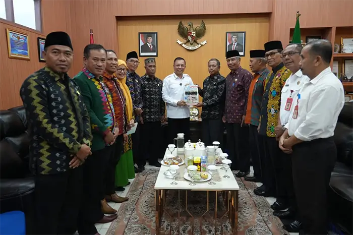 Wali Kota Bima Rahman H. Abidin saat menerima audiensi Dewan Pendidikan Kota Bima di ruang kerjanya, Rabu (6/5/2025).