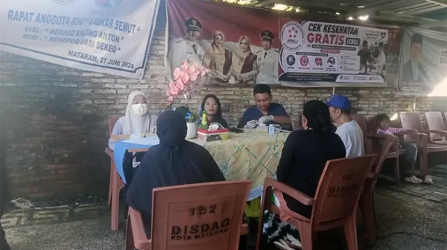 Suasana pemeriksaan kesehatan gratis yang digelar Asosiasi Pedagang Kaki Lima (APKLI) Kota Mataram, sebagai bentuk dukungan terhadap program nasional Cek Kesehatan Gratis (CKG) yang dicanangkan pemerintah pusat.