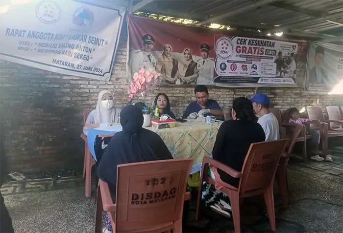 Suasana pemeriksaan kesehatan gratis yang digelar Asosiasi Pedagang Kaki Lima (APKLI) Kota Mataram, sebagai bentuk dukungan terhadap program nasional Cek Kesehatan Gratis (CKG) yang dicanangkan pemerintah pusat.