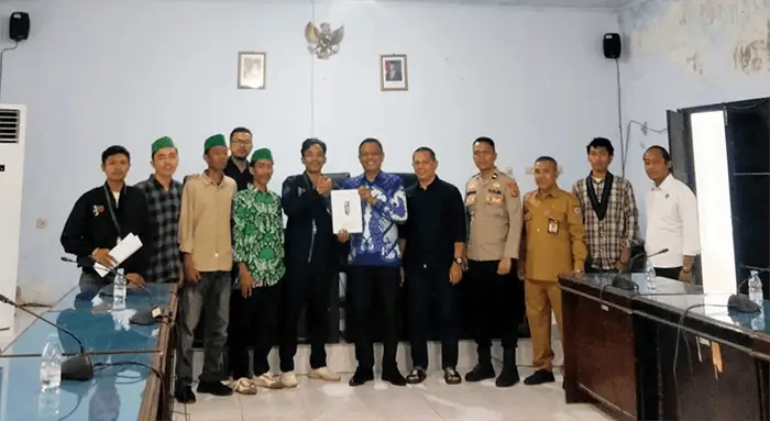 Foto bersama Ketua Umum HMI MPO Cabang Bima dan pengurus serta pimpinan DPRD Kota Bima saat penyerahan naskah kajian, Senin (22/6/2026) lalu.
