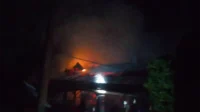 Bangunan pabrik pengolahan tahu milik warga di Desa Kananga, Kecamatan Bolo, Kabupaten Bima, saat dilahap si jago merah pada Selasa (2/6/2026) dini hari.